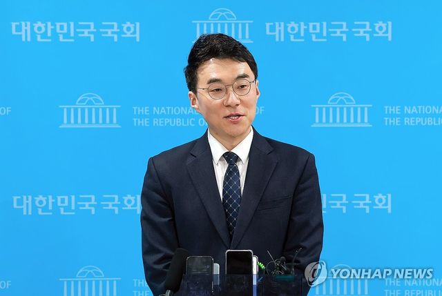 취재진 질문에 답하는 '안산갑 출마 선언' 김남국 대변인