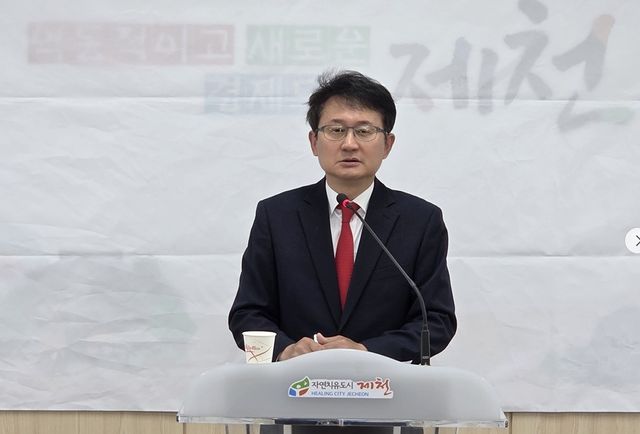 기자회견 하는 이충형 전 국민의힘 대변인 