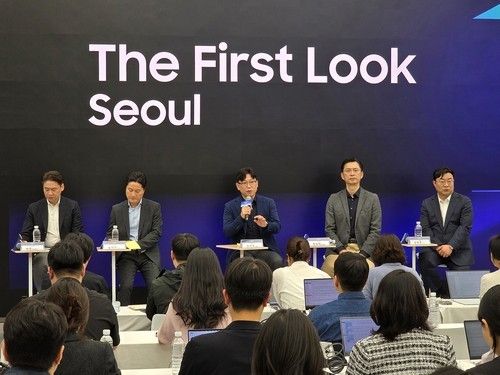 취재진 질문에 답하는 용석우 삼성전자 사장