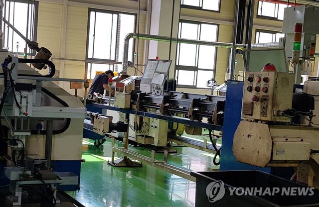 자동차 부품 공장의 근로자