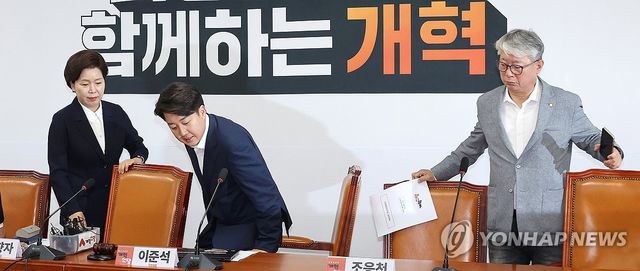 최고위원회의 참석하는 이준석 대표