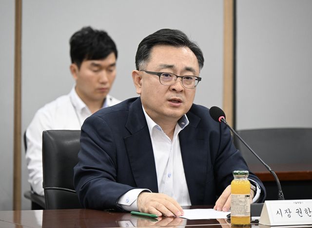 회의에서 발언하는 김성보 서울시장 권한대행