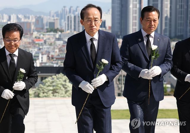 충혼탑 참배하는 추경호