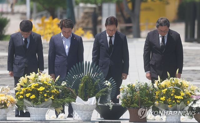 국힘 지선 후보, 노 전 대통령 묘역 참배