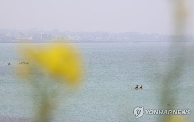 제주 제주시 애월읍 한담해변에서 흐린 날씨 속 투명 카약을 즐기고 있다. [연합뉴스 자료사진]
