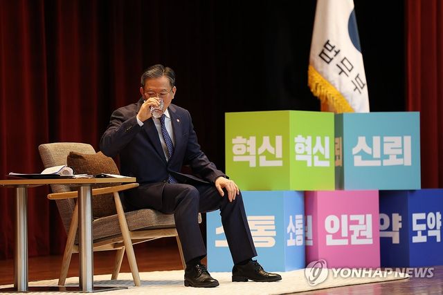 물 마시는 정성호 장관