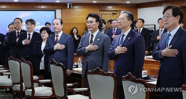 국기에 경례하는 김민석 국무총리