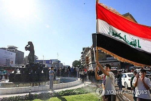 이라크 국기를 흔드는 바그다드 시민