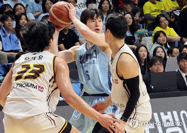 공 잡은 소노 이정현