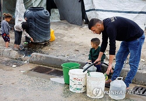 물통 채우는 팔레스타인 남성