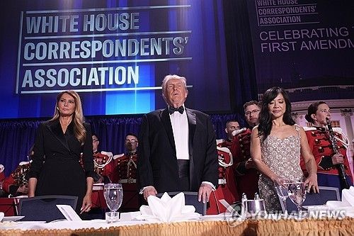 25일 백악관 출입기자단 만찬 행사에 참석한 트럼프 대통령 부부 [EPA=연합뉴스] 