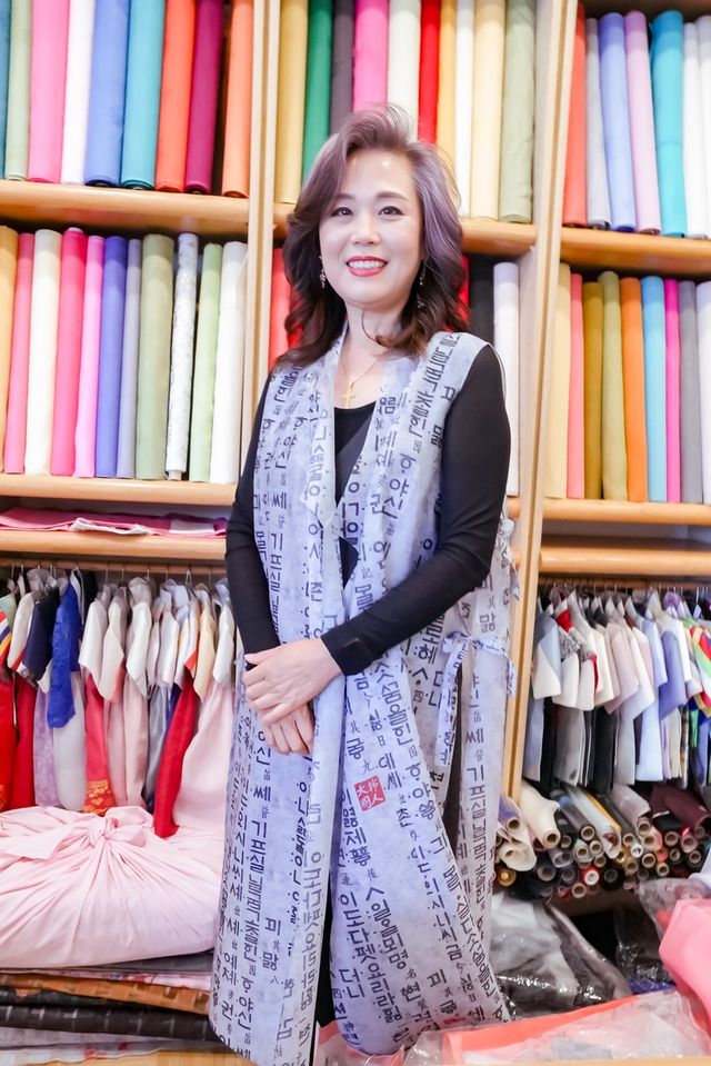 훈민정음을 원단에 새긴 의상을 입은 로라 박 대표