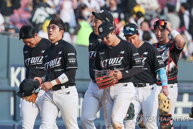 승리 자축하는 kt 선수들