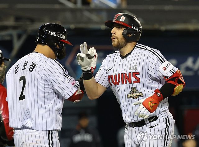 솔로포 환호하는 오스틴