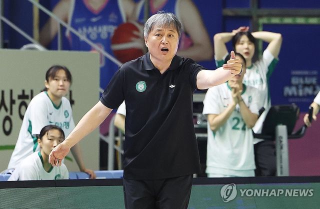 작전 지시하는 이상범 감독