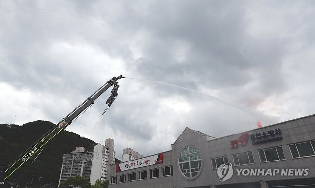 무인파괴방수차로 건물 화재 진화