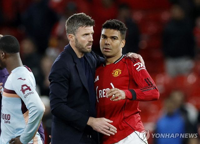 카세미루와 포옹하는 마이클 캐릭 맨유 감독