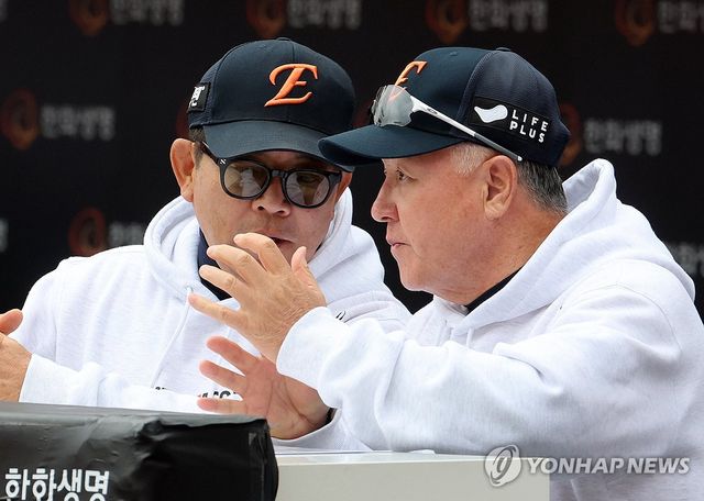 경기 준비하는 김경문ㆍ양상문