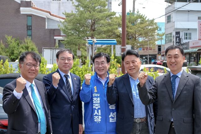 원팀 구축에 나선 이장섭 전 국회의원(가운데)과 예비후보들