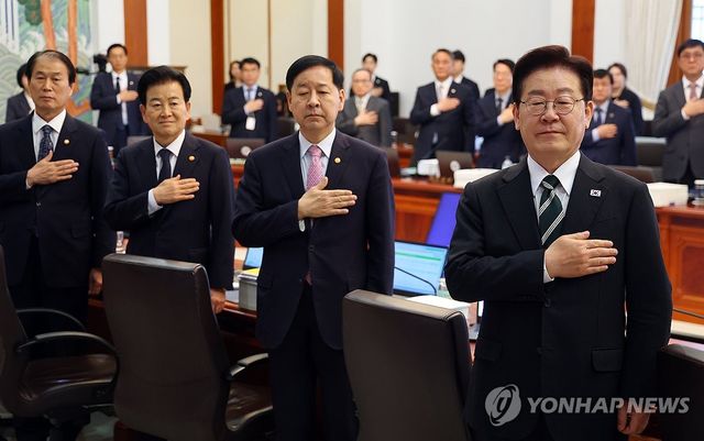 국기에 경례하는 이재명 대통령