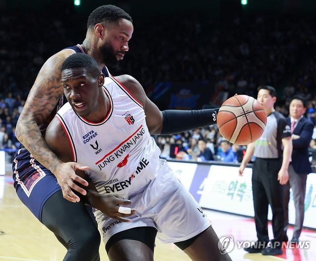 골 밑 돌파 시도