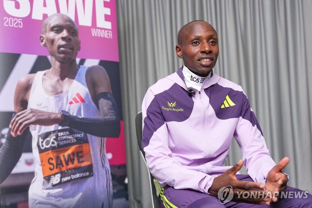 인터뷰하는 사웨