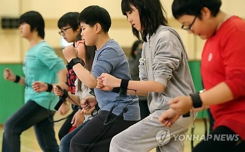 체력 측정 중인 초등학생들