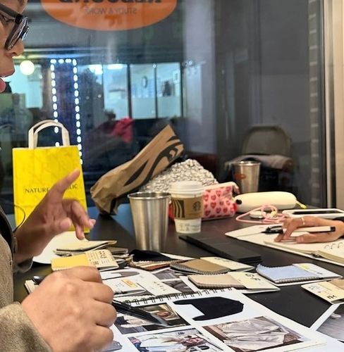 상품 기획에 몰두하고 있는 모습 [본인 제공]