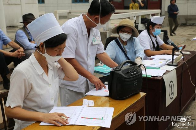 국제 인도주의 단체와 함께 결핵 환자 등록 작업을 하고 있는 북한 의료진