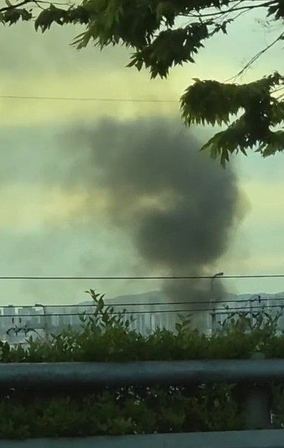 폐기물 창고 화재로 인한 검은 연기