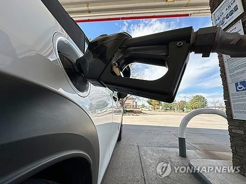 미 콜로라도주 한 주유소의 주유차량