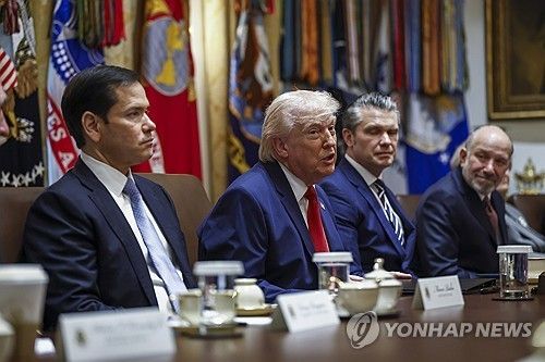 내각회의하는 트럼프 대통령