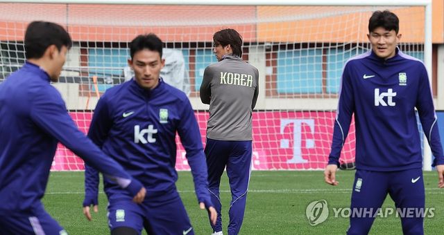 훈련지켜보는 홍명보 감독