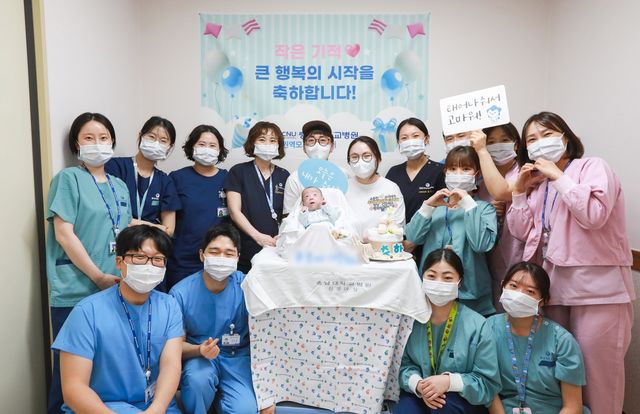 충남대병원에서 600ｇ으로 태어나 건강하게 퇴원한 아기와 의료진