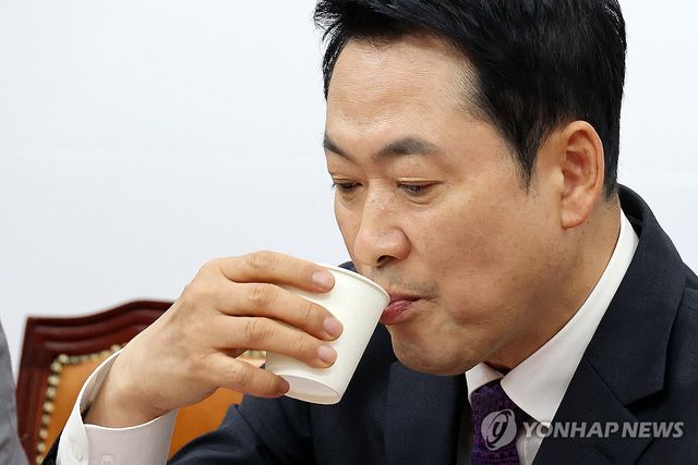 목 축이는 국민의힘 장동혁 대표