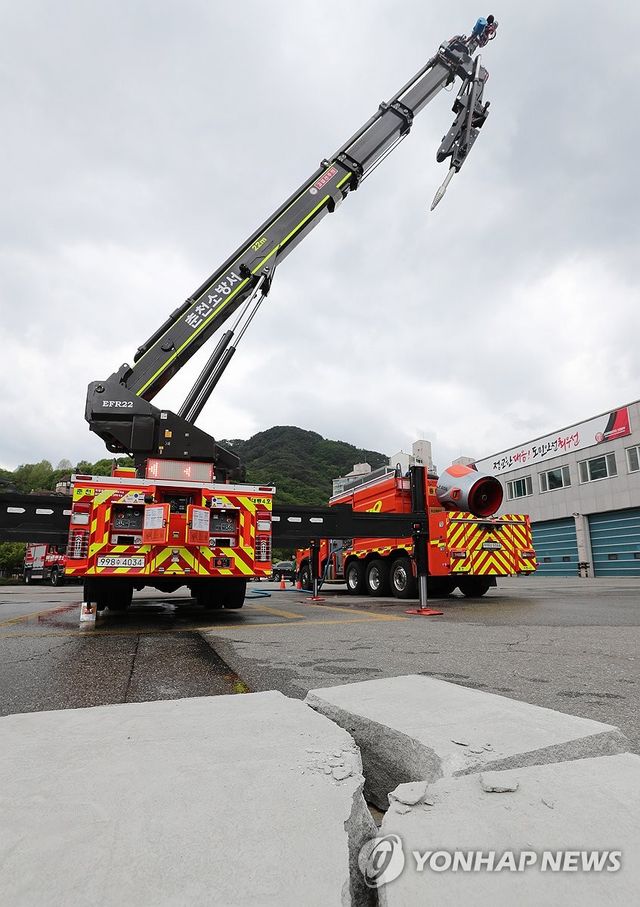 세 동강이 난 콘크리트 블록