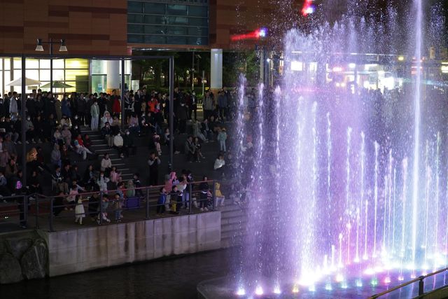 당현천 음악분수를 즐기는 사람들(2025년 5월)