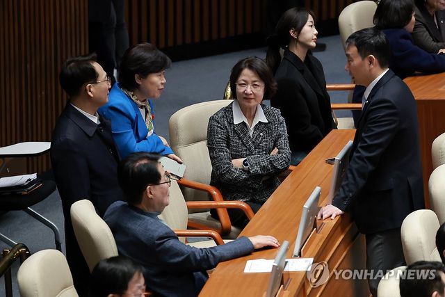 민주당 법사위원들과 대화하는 추미애 법사위원장