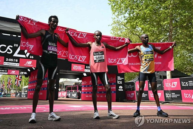 같은 신발 신고 서브 2달성한 사웨(가운데)와 케젤차(왼쪽)