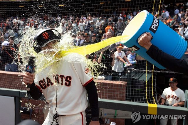 27일 한 경기에서 안타 4개를 터뜨린 뒤 음료수 세례 받는 이정후 