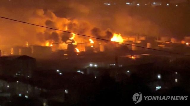 20일(현지시간) 러시아 투압세 정유시설이 우크라이나 드론의 공격을 받는 모습