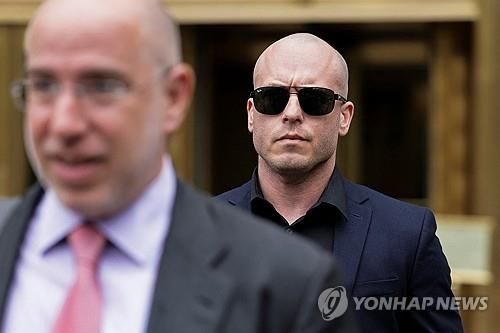 법원 나서는 개넌 켄 밴 다이크