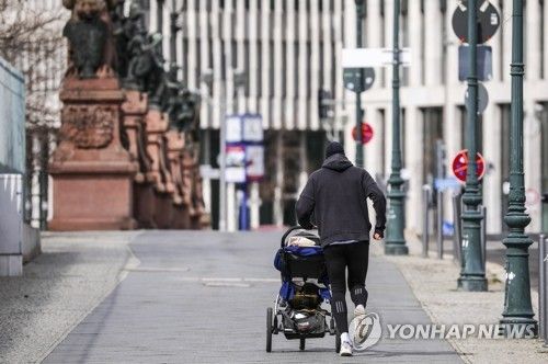 독일 베를린에서 유모차를 끌고 가는 남성 [EPA 연합뉴스 자료사진. 재판매 및 DB 금지]