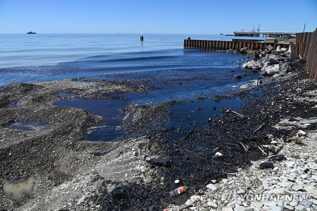26일(현지시간) 기름 유출에 오염된 러시아 투압세 바닷가