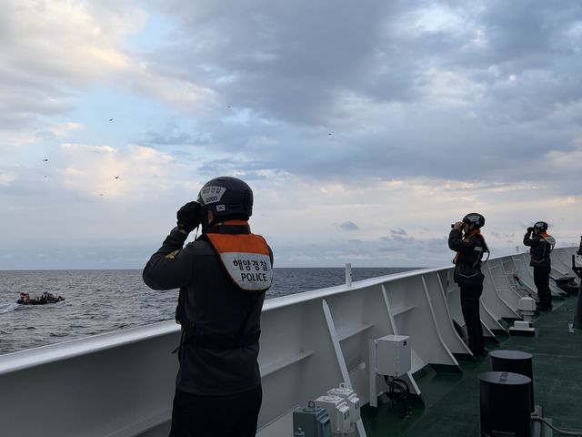 해상 추락자 수색 중인 해경