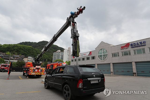 파괴 피어싱에 관통되는 차량