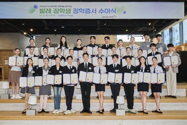 발레 장학생으로 선발된 학생들 단체사진