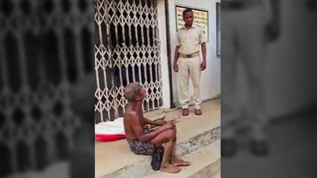 은행 앞에서 경찰관과 말하는 지투 문다