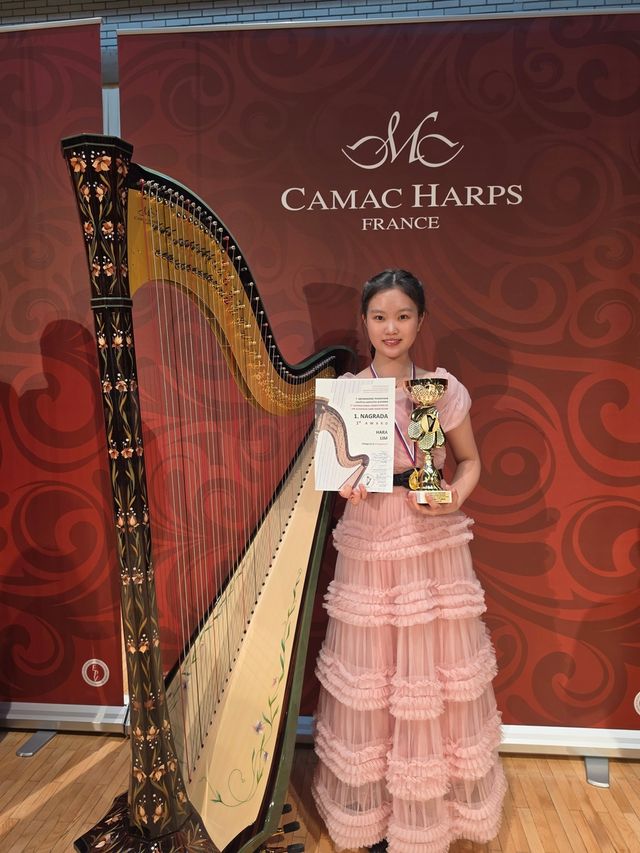 제7회 슬로베니아 국제 하프 콩쿠르에서 우승한 하피스트 임하라