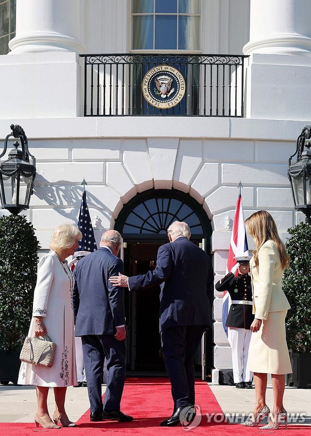 도널드 트럼프 미국 대통령이 찰스3세 영국 국왕과 사진 촬영 후 백악관 내부로 안내하며 찰스3세 팔을 가볍게 접촉하는 모습